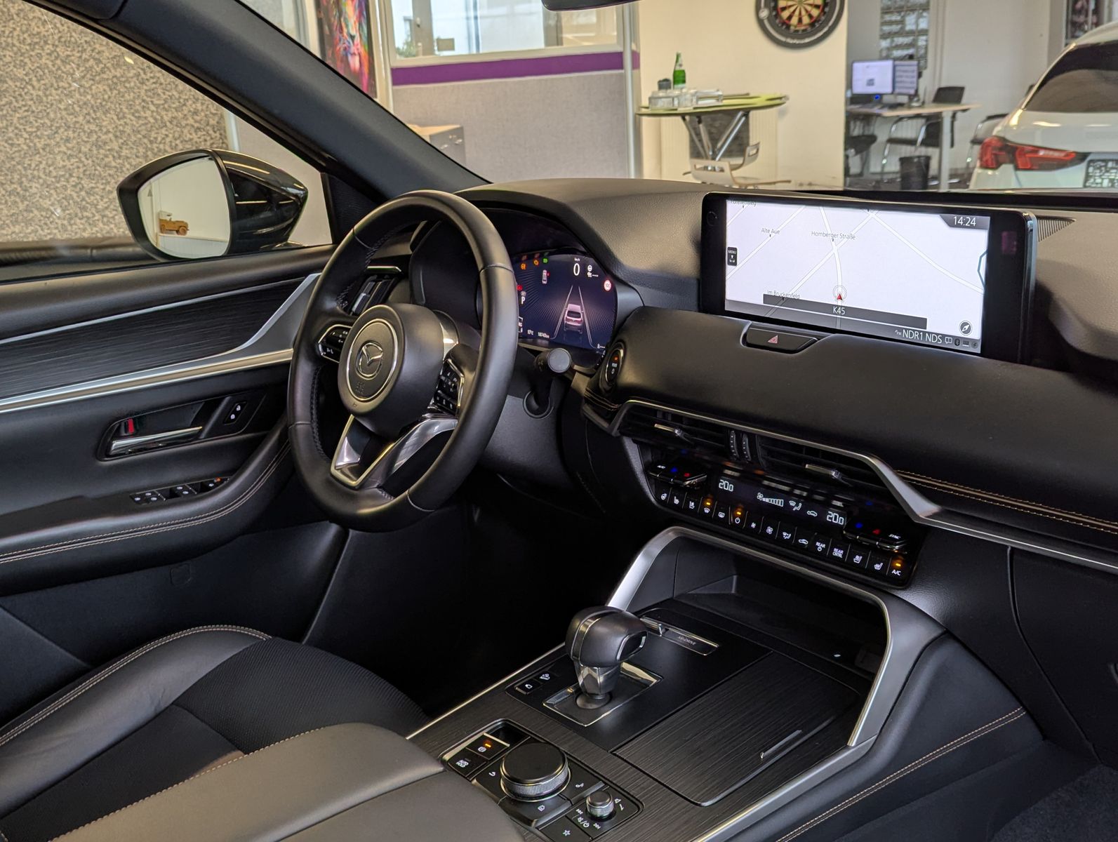 MAZDA CX-80 2.5SKYACTIV PHEV 327 HOMURA+ 7-Sitze Pano - Image 24