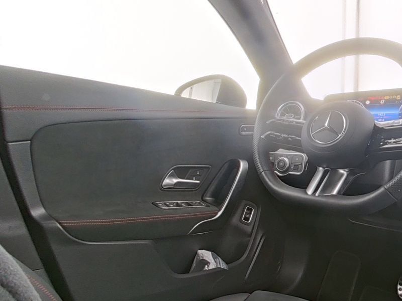 Fahrzeugabbildung Mercedes-Benz CLA 200 AMG*KEYLESS*KAM*AMBIENTEBEL*APPLE-CARPLA