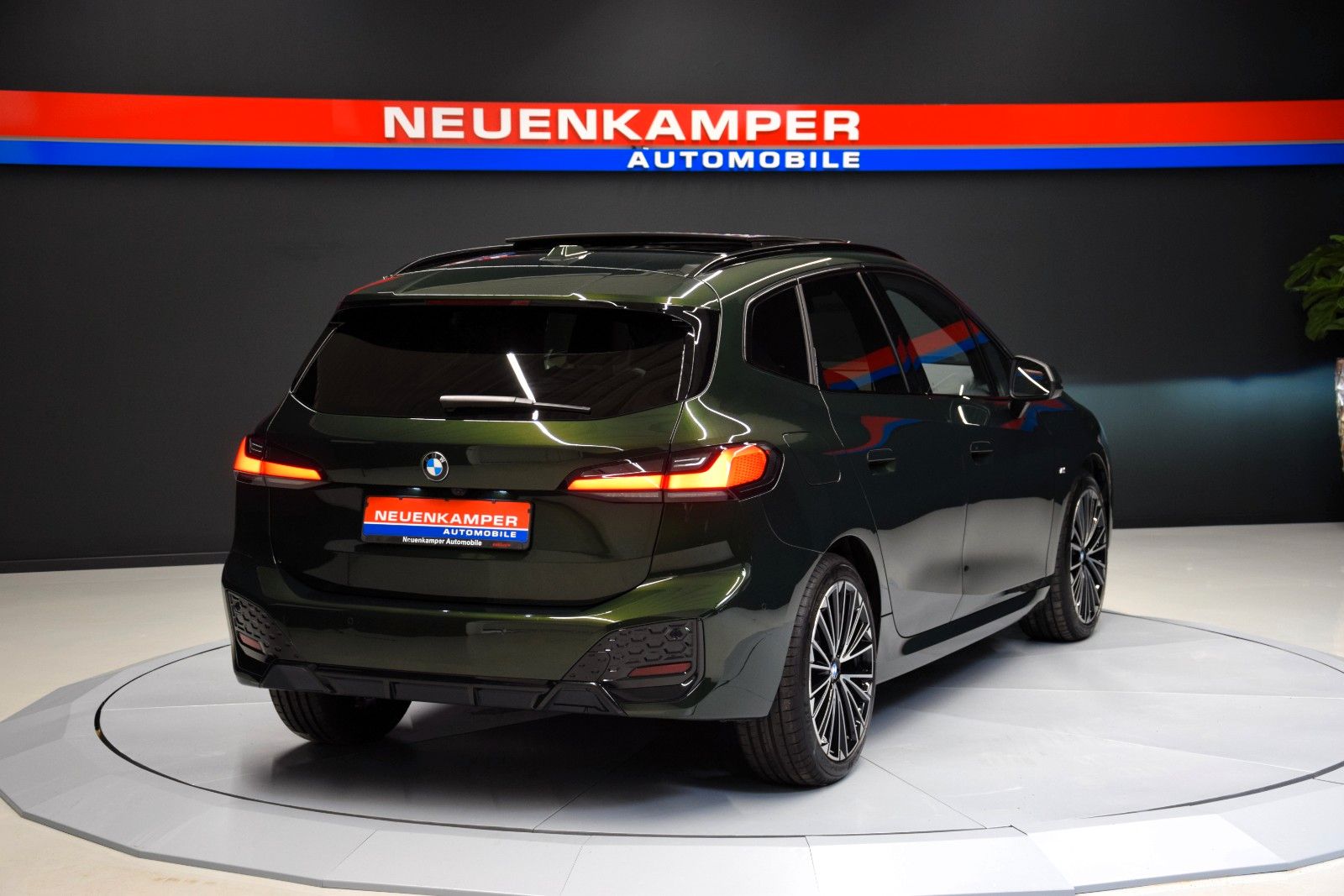 Fahrzeugabbildung BMW 218 i Active Tourer M Sport HuD Leder Pano AHK