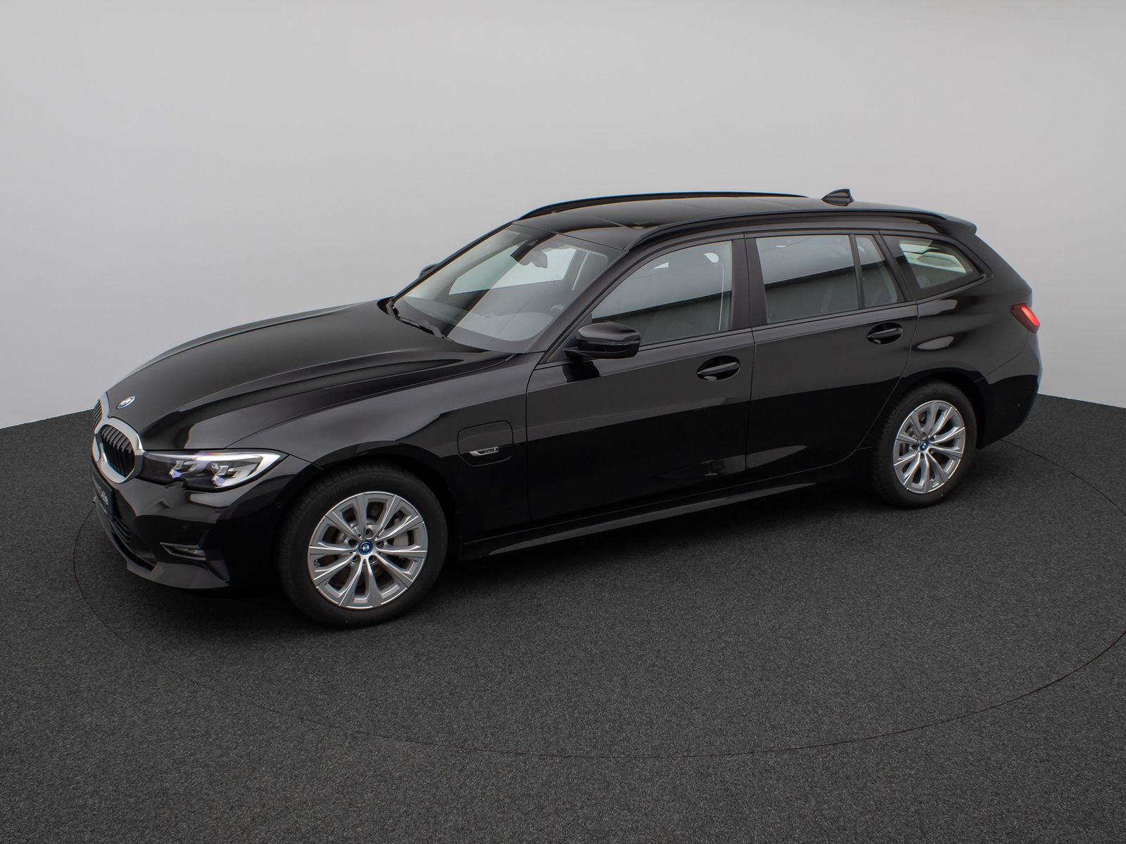 Fahrzeugabbildung BMW 330e Panorama Kamera DAB WLAN Lenkrhzg Alarm LED