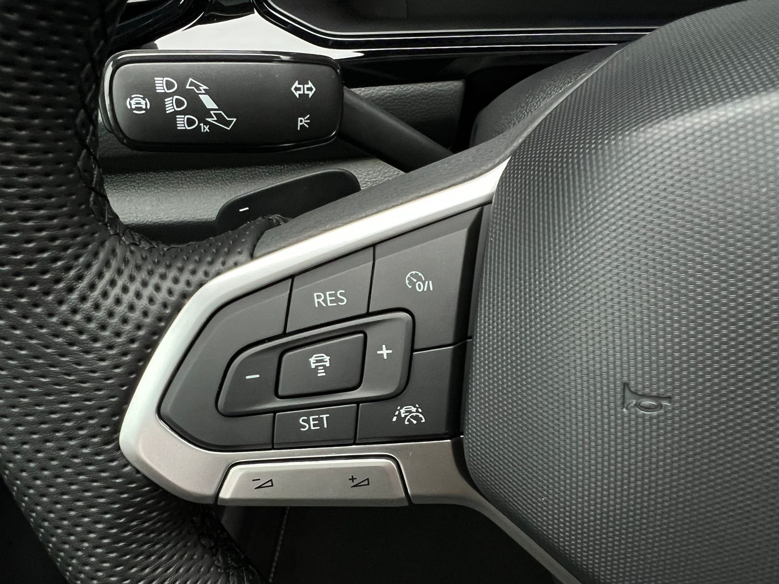 Fahrzeugabbildung Volkswagen T-Roc R-Line 1.5 TSI DSG *AHK, Pano, Black Style