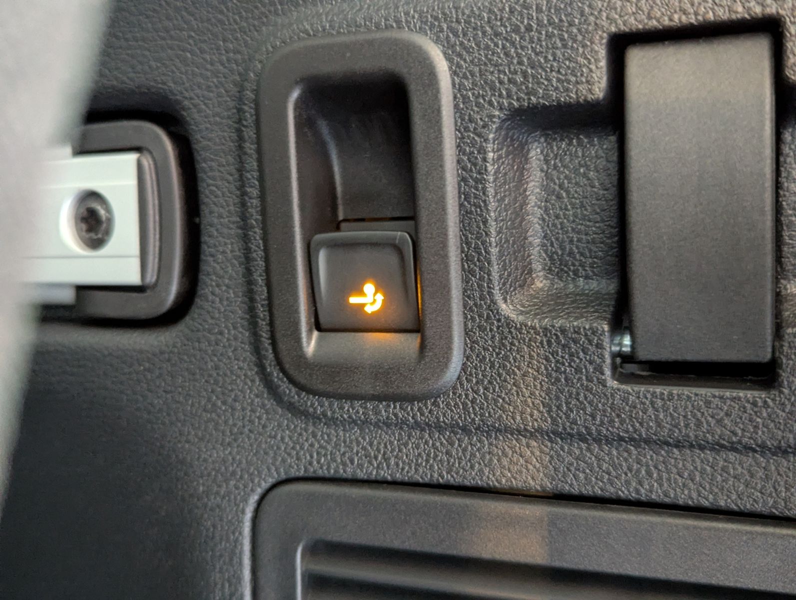 VW Touran 2.0 DSG R-Line High. Pano 7-Si IQ.Dri AHK - Image 23