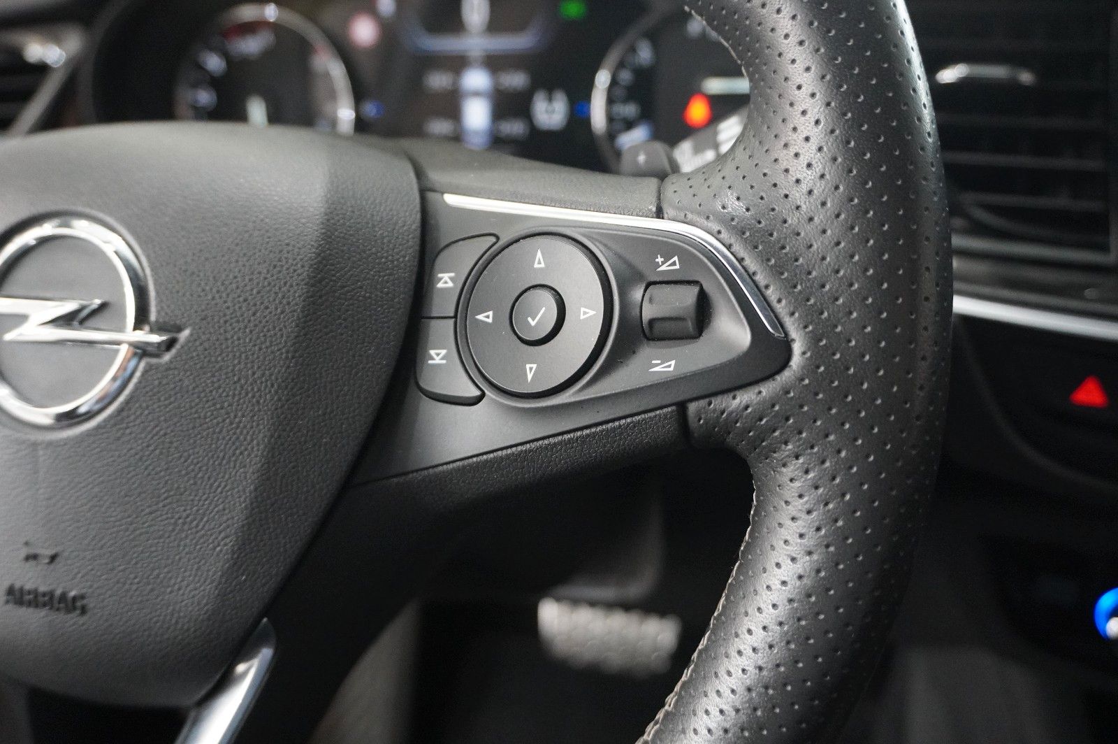 Fahrzeugabbildung Opel Insignia B ST 2.0D UTLIMATE NAVI/LED/KAMERA/AHK