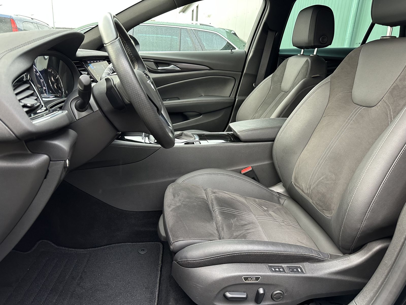 Fahrzeugabbildung Opel Insignia SpT 2.0 D Ultimate OPC+NAV+LED+AHK+20ZO