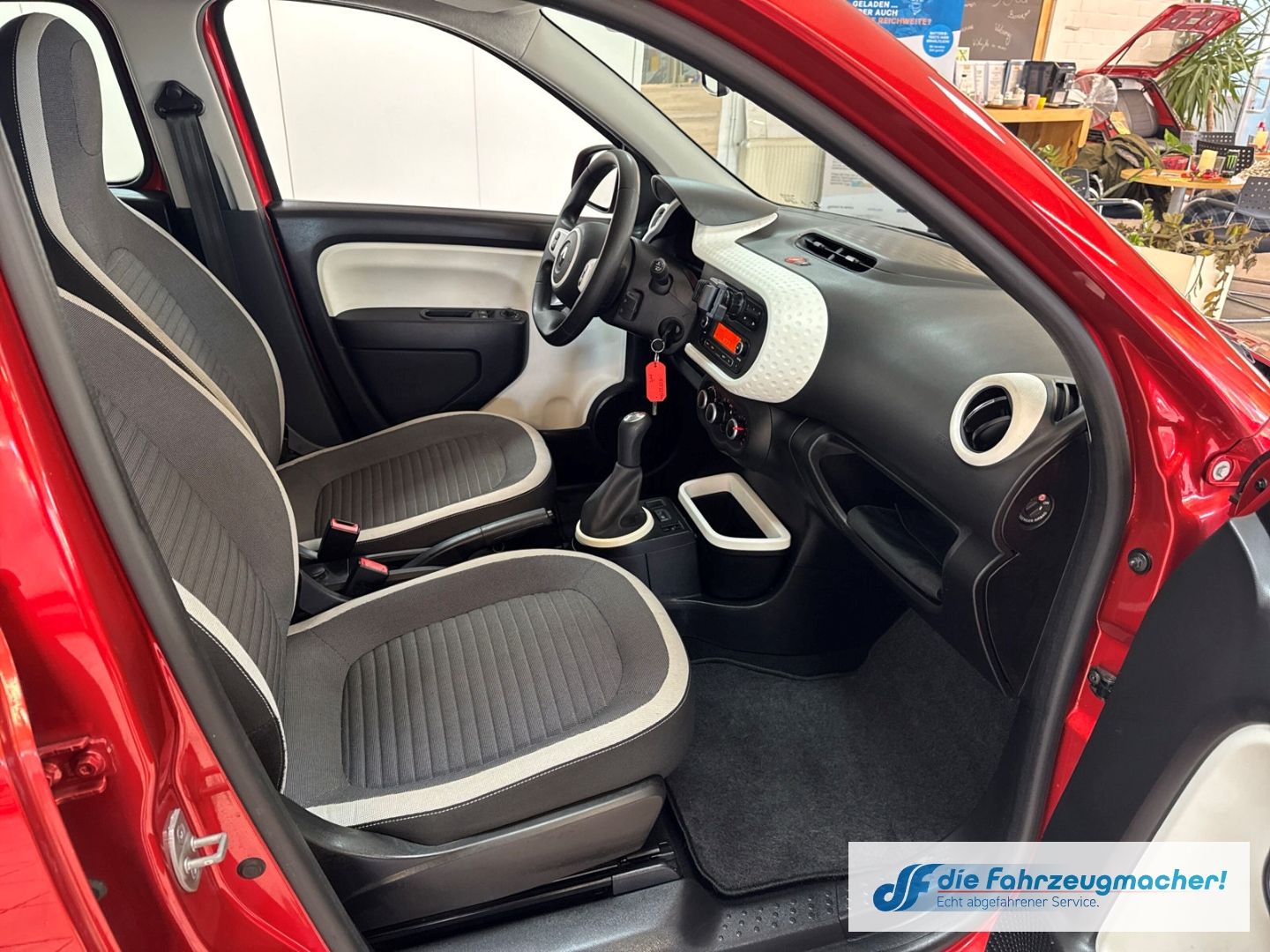 Fahrzeugabbildung Renault Twingo Experience DAB Tel.-Vorb. Berganfahrass.