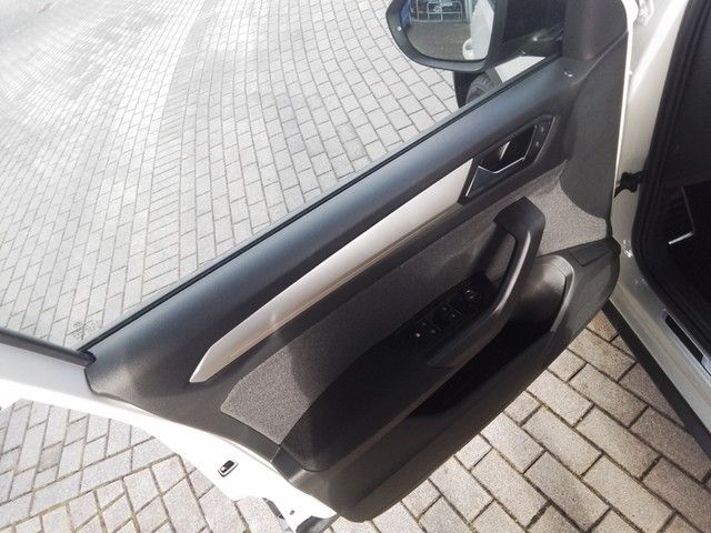 Fahrzeugabbildung Volkswagen T-Roc Move Matrix ACC PDC Climatronic AID SH LM