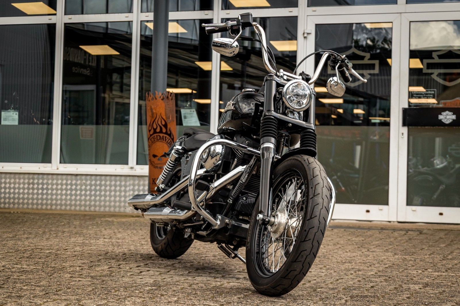 Fahrzeugabbildung Harley-Davidson DYNA STREET BOB FXDB 103 - Vorverlegte Fußrasten