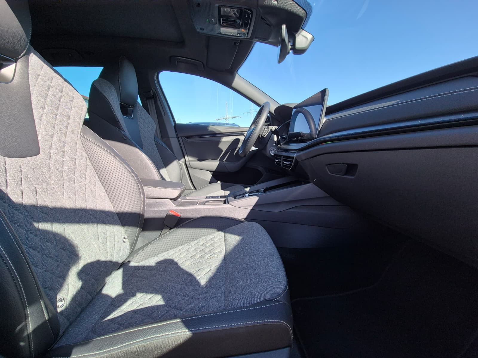 Fahrzeugabbildung SKODA Octavia 1.5 DSG Sportline PANO*MATRIX*AHK*5J.GAR