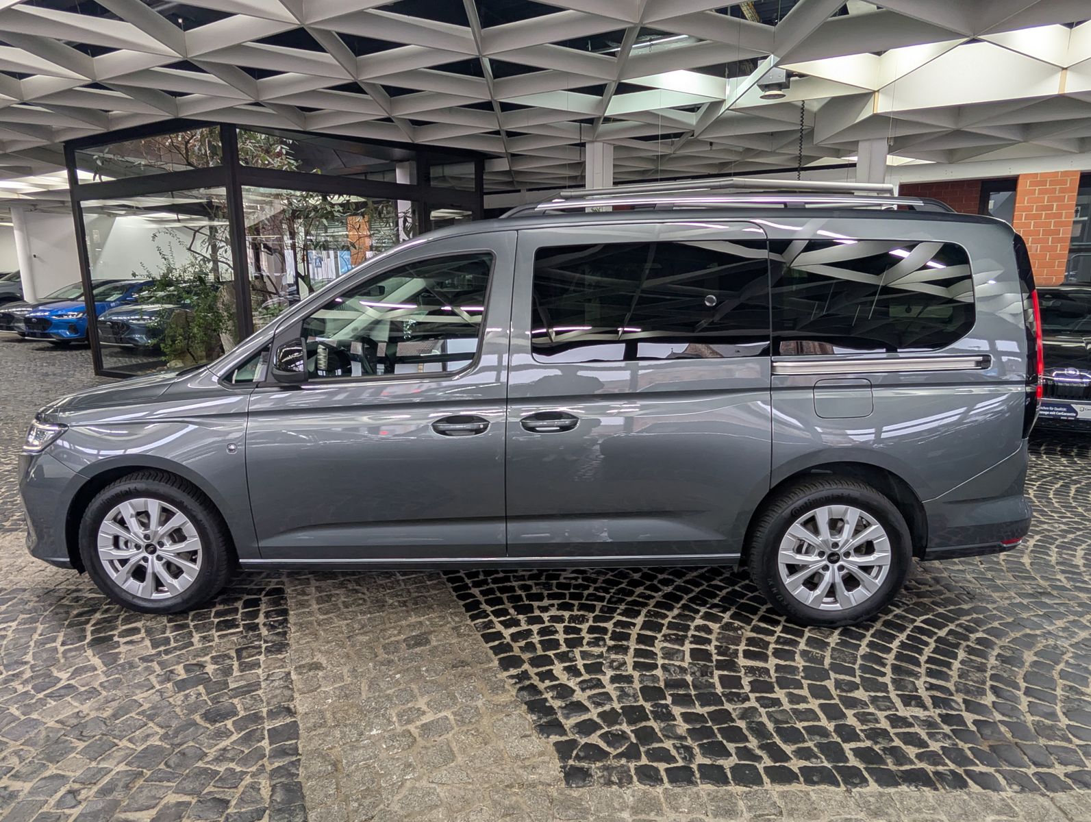 Fahrzeugabbildung Ford Grand Tourneo L2 Titanium 7-Sitze Bi-LED CAM AHK