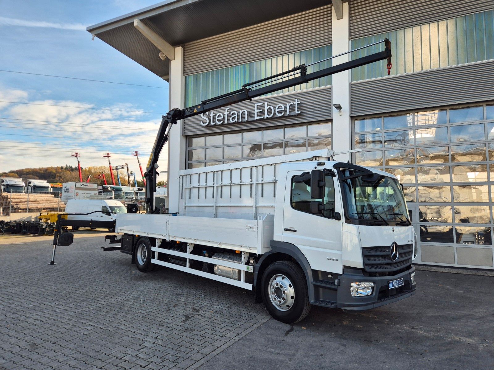 Fahrzeugabbildung Mercedes-Benz Atego 1324 L Glaswand Heckkran PK10002 SH Funk