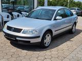 Volkswagen Passat Comfortline - Volkswagen Passat aus 1998: Kombi