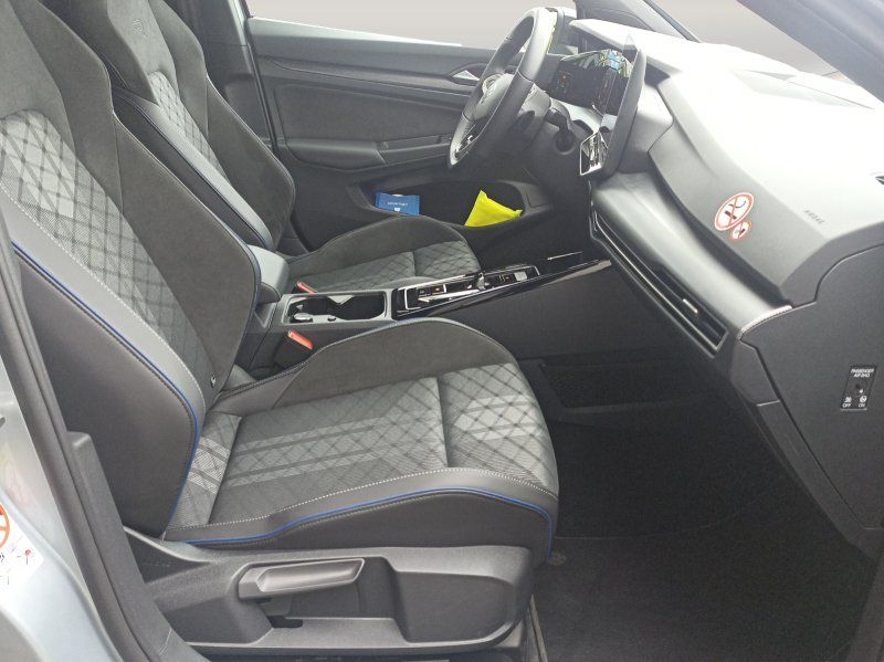 Fahrzeugabbildung Volkswagen Golf VIII 1.5 eTSI DSG R-Line