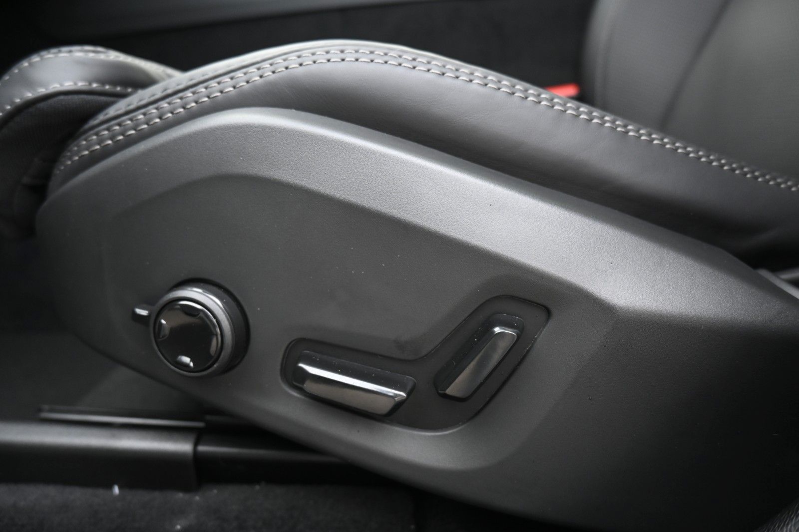 Fahrzeugabbildung Volvo XC60 B4D AWD Ultimate Dark*STDHZG*B&W*LUFT*ACC