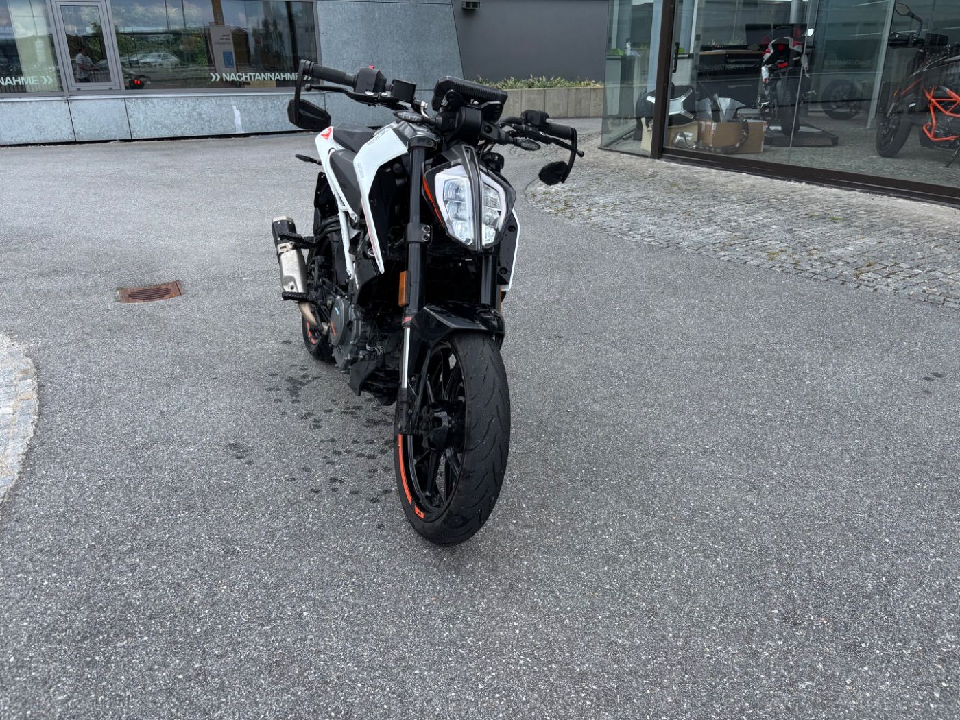 Fahrzeugabbildung KTM 390 Duke Modell 2022 mit Quickshifter