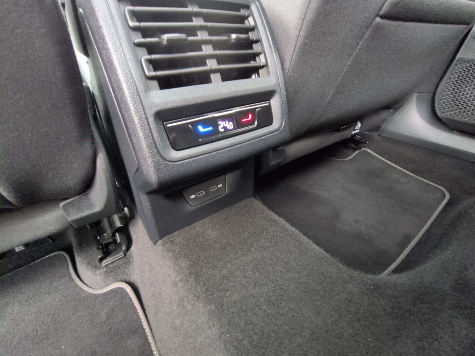 Golf VIII Variant 2.0TDI DSG Life KAMERA+LED+AHK