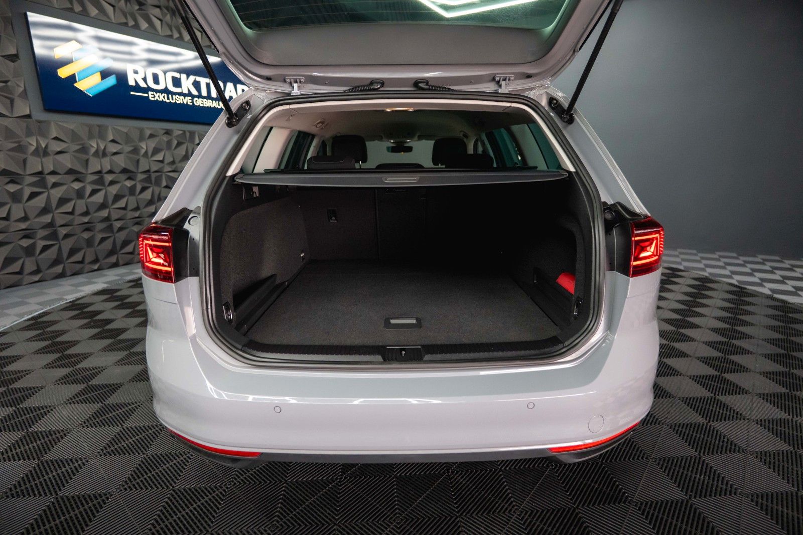 Fahrzeugabbildung Volkswagen Passat Variant 2.0 TDI IQ Business *ACC*LED*DCC*