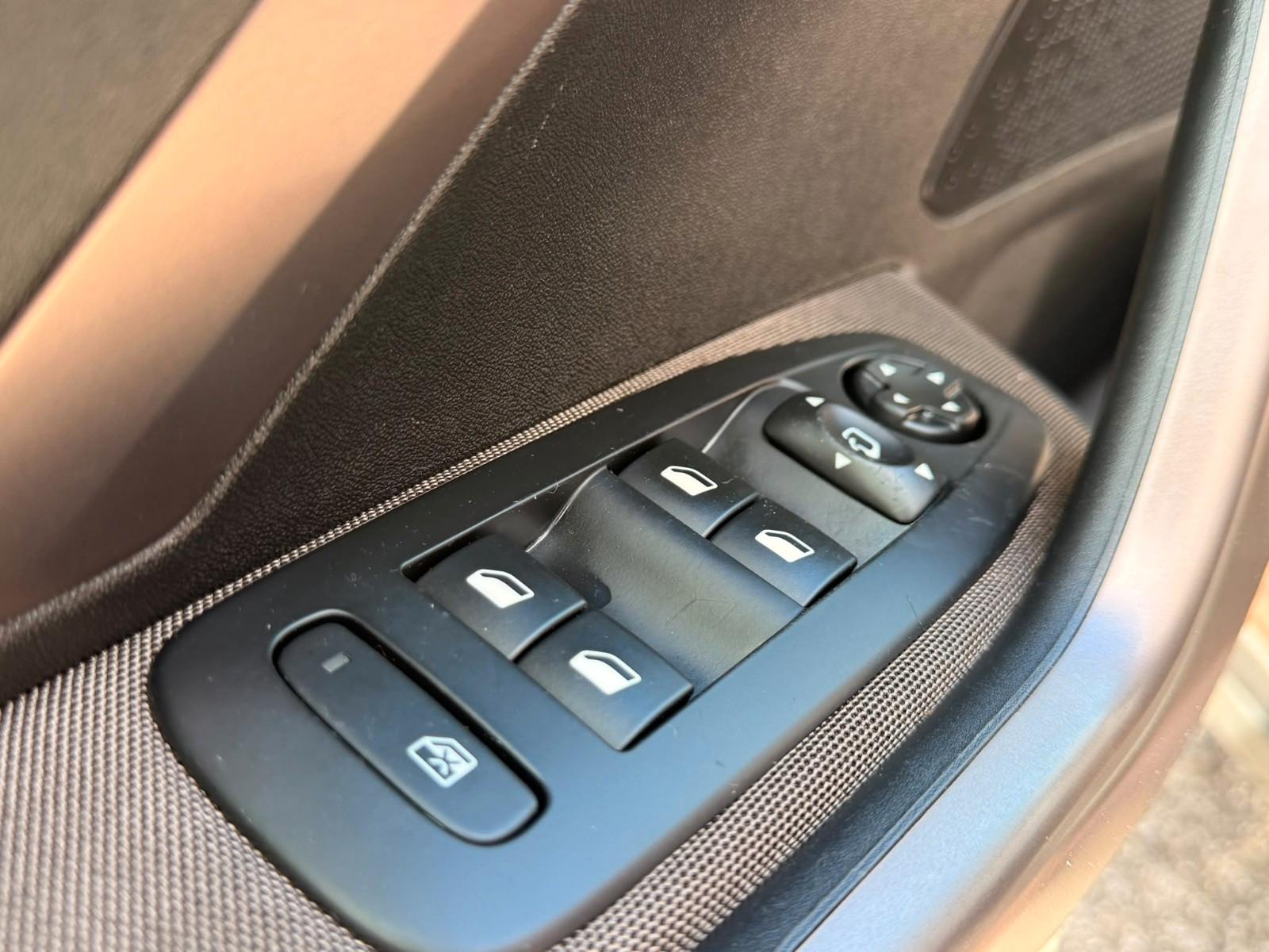 Peugeot 2008 *1.2 Benzin* *Gut gepflegt*