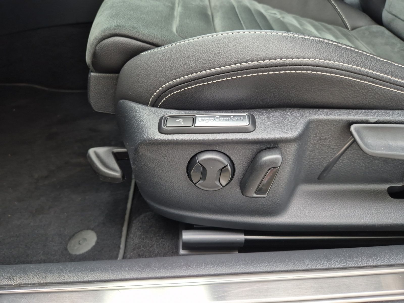 Fahrzeugabbildung Volkswagen Passat Variant GTE AHK Navi ACC RFK SH LM