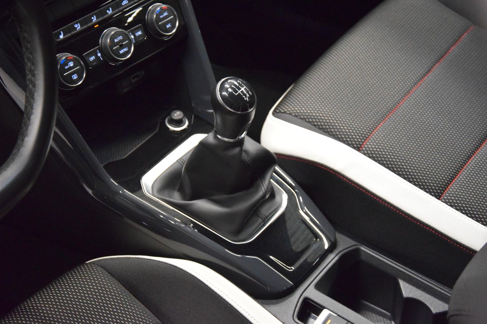 Fahrzeugabbildung Volkswagen T-Roc Sport NAVI LED