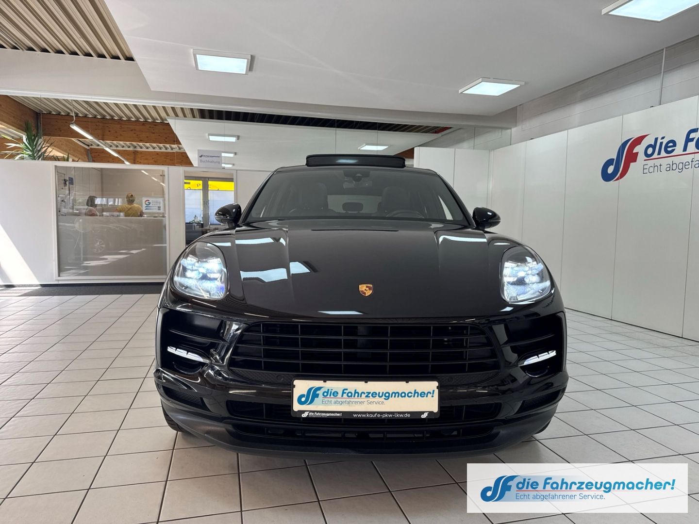 Fahrzeugabbildung Porsche Macan DE-Auto Pano Navi Memory S Soundsy LED Dyn