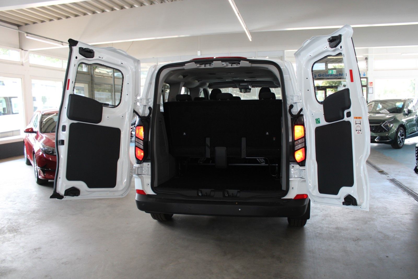 Fahrzeugabbildung Ford Transit Custom Kombi Trend 8-Sitzer GJR SOFORT