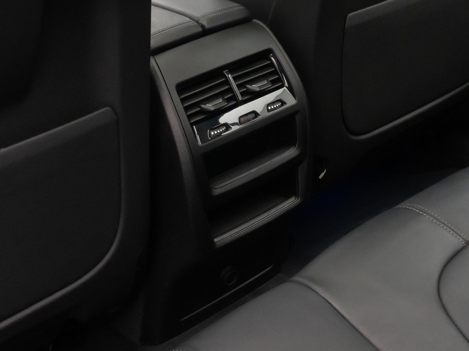 Fahrzeugabbildung BMW X5 M50i Panorama Laser Kamera HUD H/K AHK 22Zoll