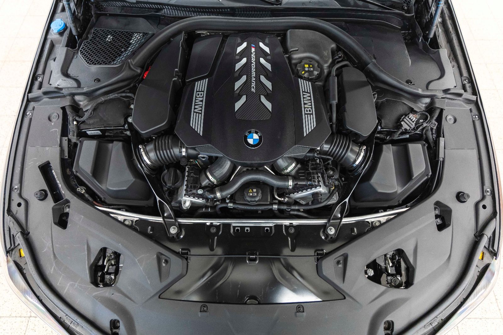 Fahrzeugabbildung BMW M850i xDrive Coupe HUD H&K 360° LASER INDIVIDUAL