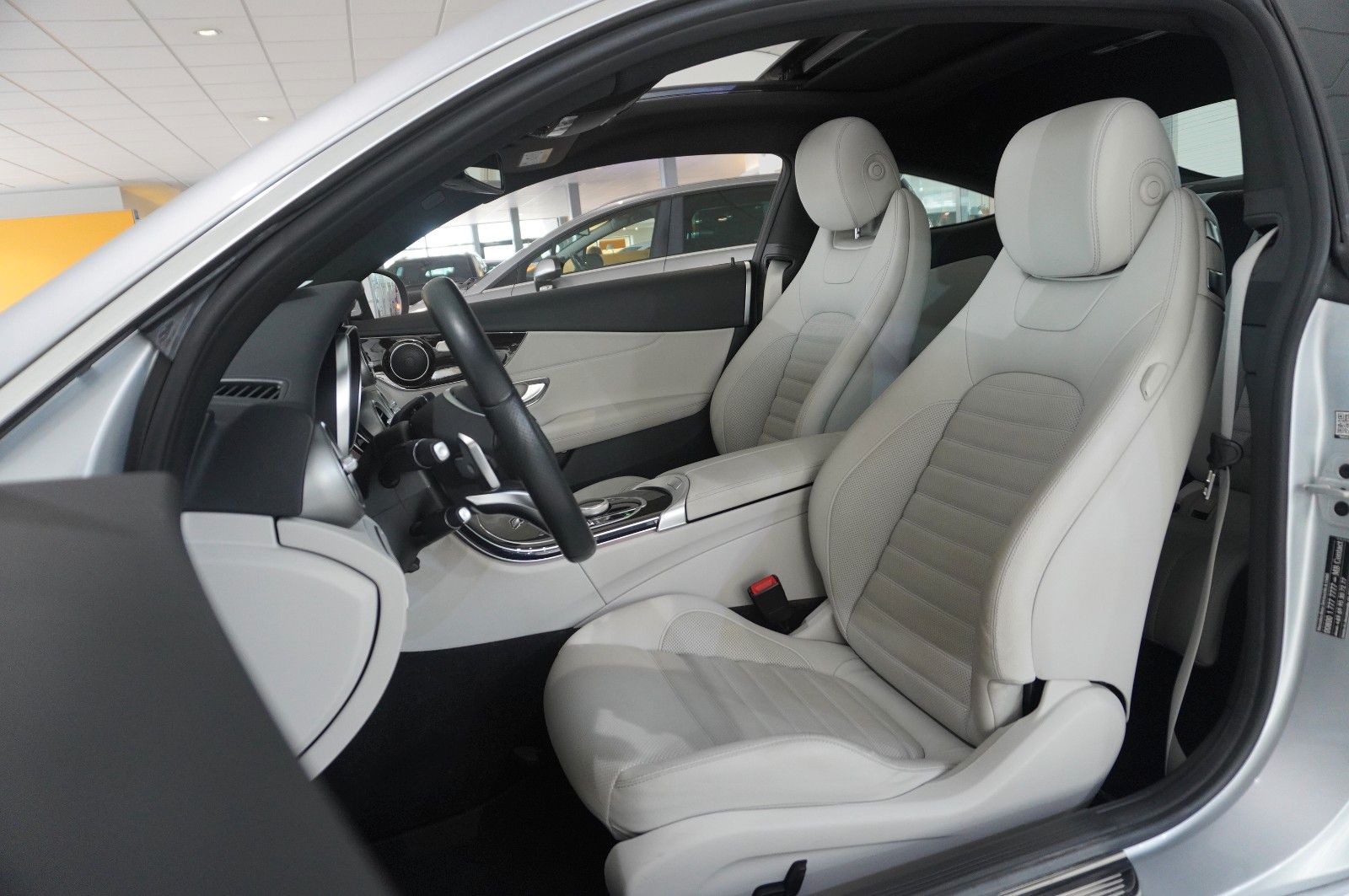 Fahrzeugabbildung Mercedes-Benz C 300 COUPE AMG LINE NAVI/LED/PANO./KAMERA/SPORT