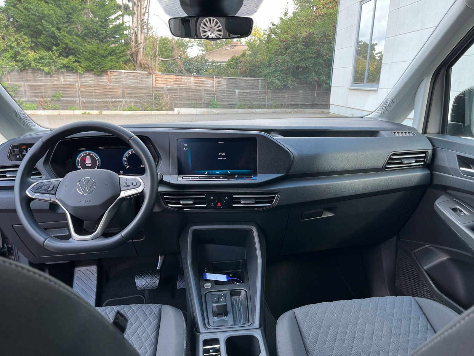 Fahrzeugabbildung Volkswagen Caddy Maxi 1.5 TSI DSG Life AHK ACC KAMERA