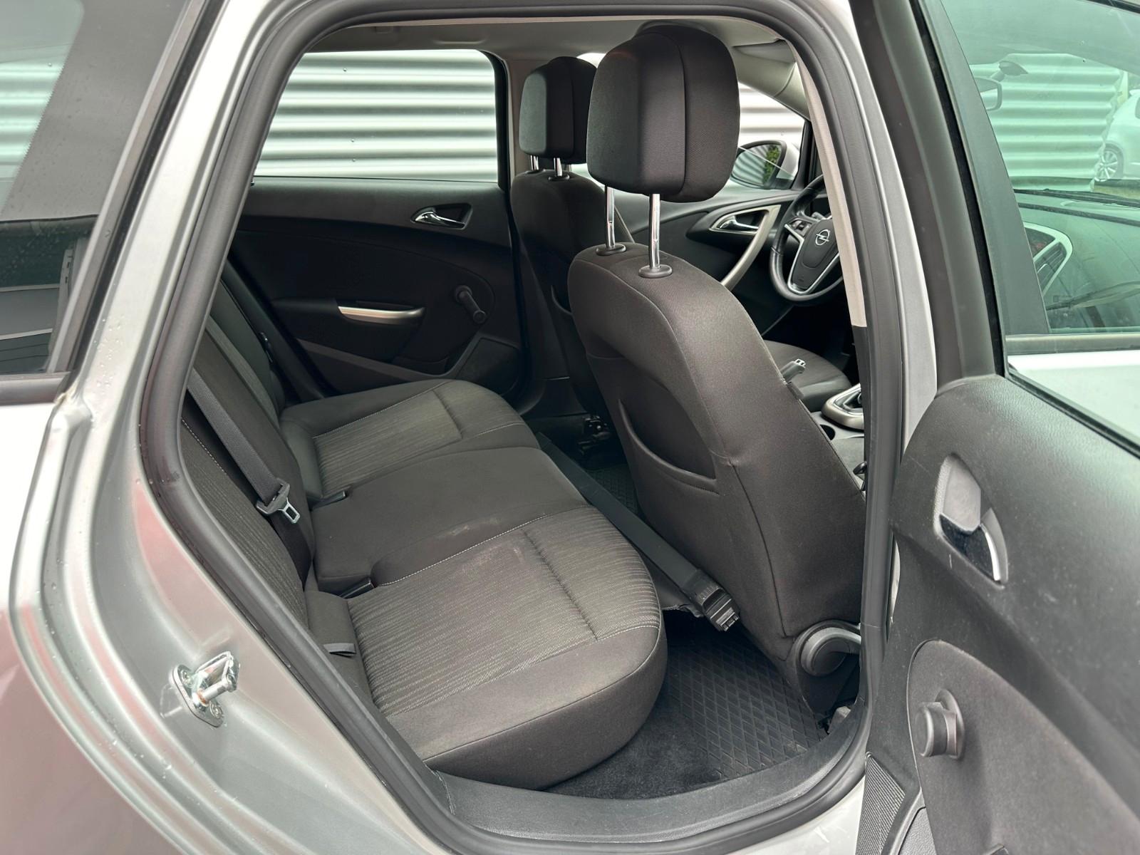 Opel Astra 2012 — photo 11