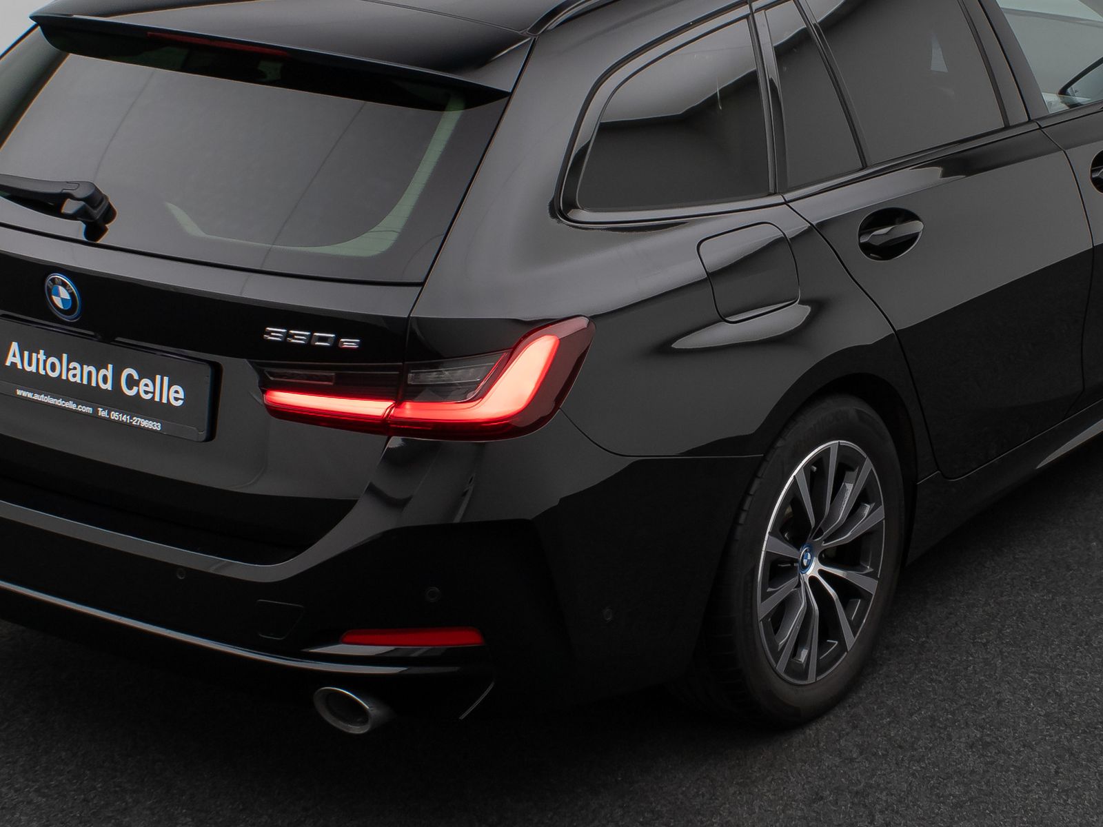 Fahrzeugabbildung BMW 330e Panorama Kamera HUD DAB HiFi Leder Sport