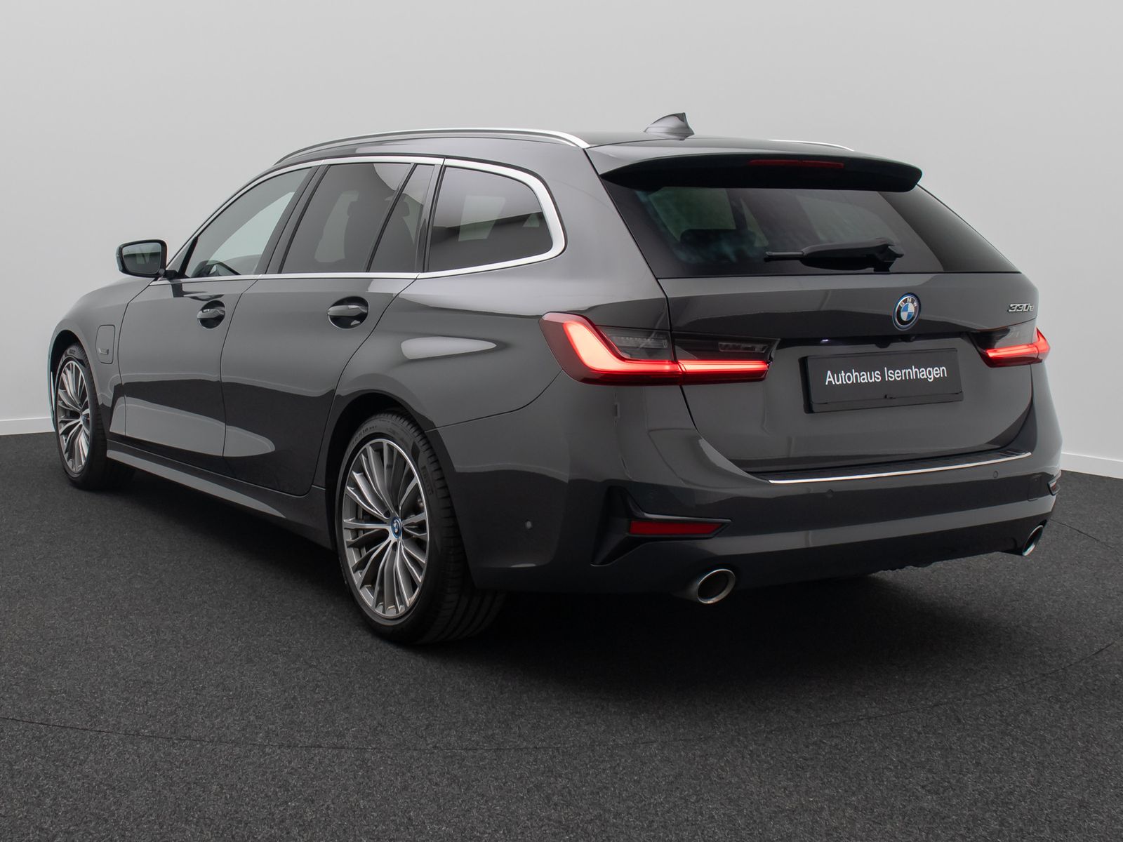 Fahrzeugabbildung BMW 330e SAG Laser 360°DAB HUD Komfort AHK Sport 18"