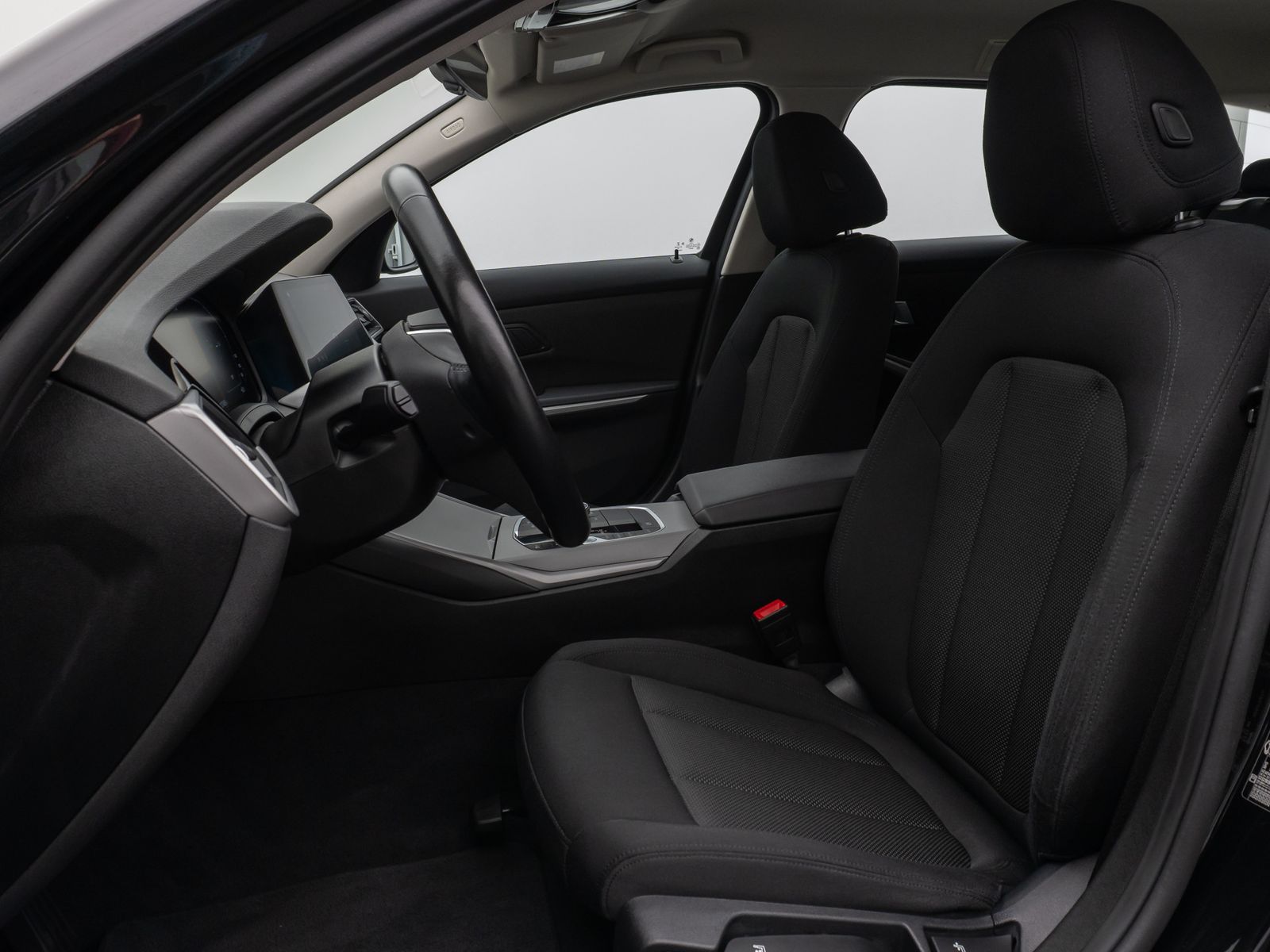 Fahrzeugabbildung BMW 330i HUD DAB CockPitPro DrivAssist PDC LED Alarm