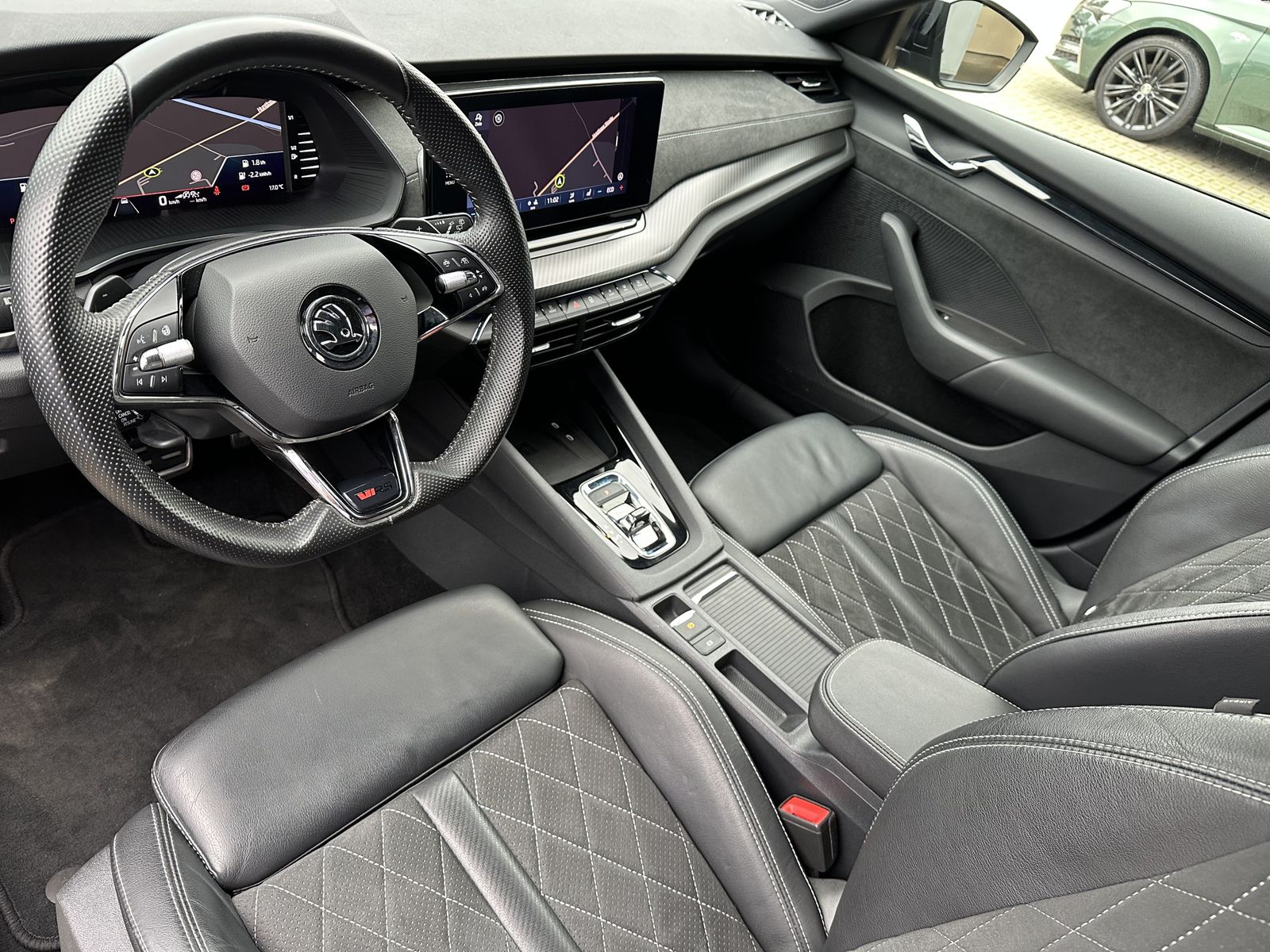 Fahrzeugabbildung SKODA Octavia Combi 1.4 TSI DSG RS iV NAV+LED+VCOCK+PP