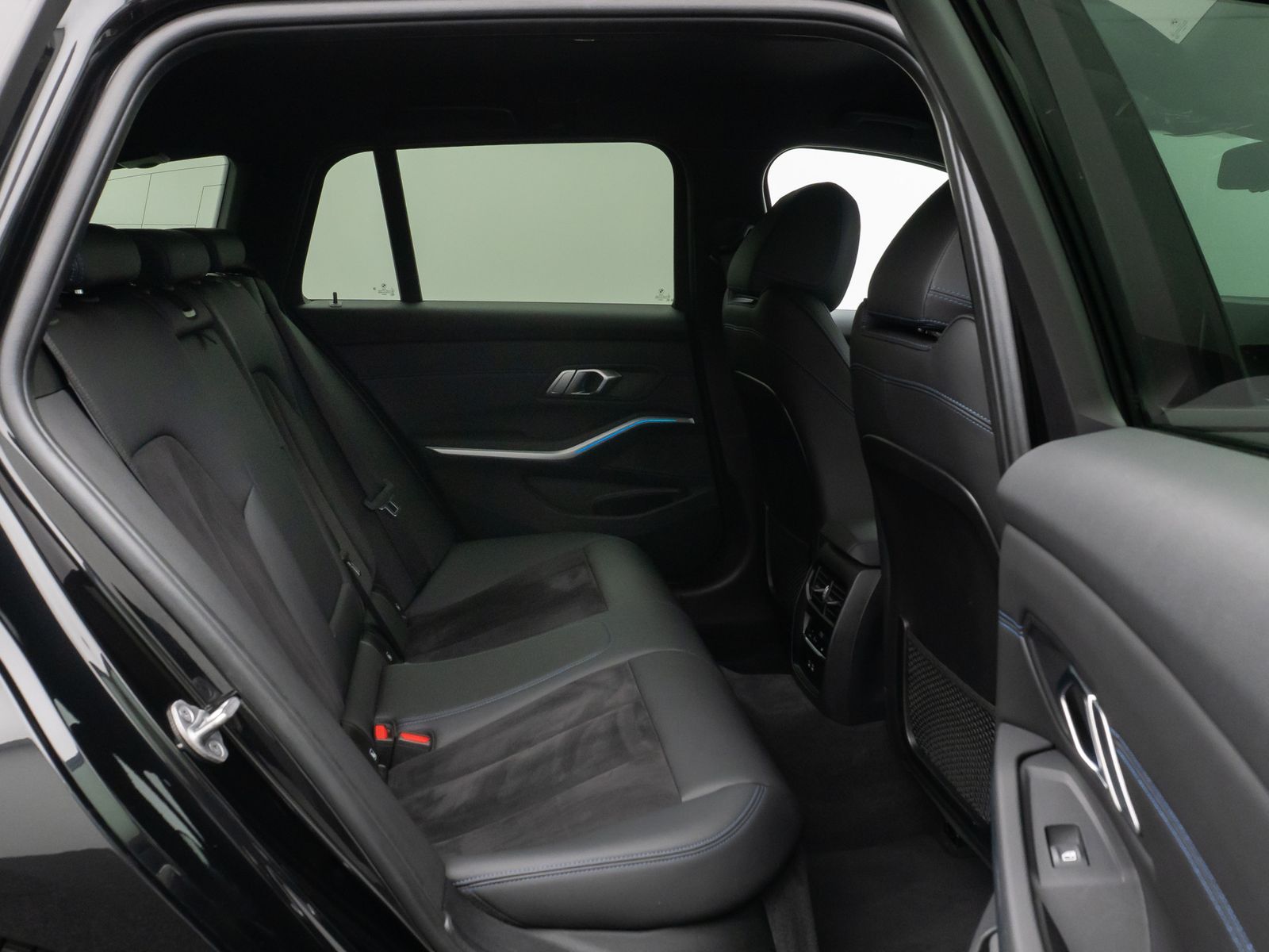 Fahrzeugabbildung BMW 330e M Sport Kamera DAB HiFi Lenkrhzg Alarm 19"