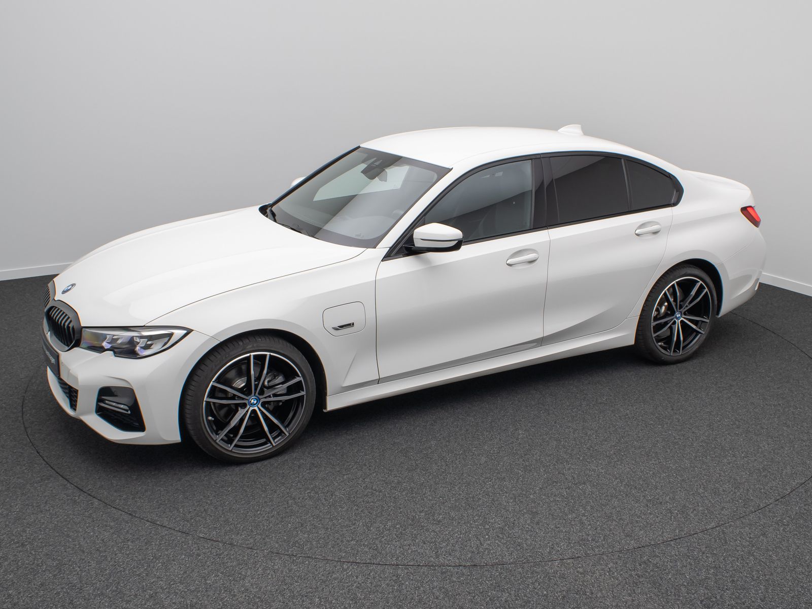 Fahrzeugabbildung BMW 320e M Sport Alarm DAB LED GeschwindigReg 19Zoll