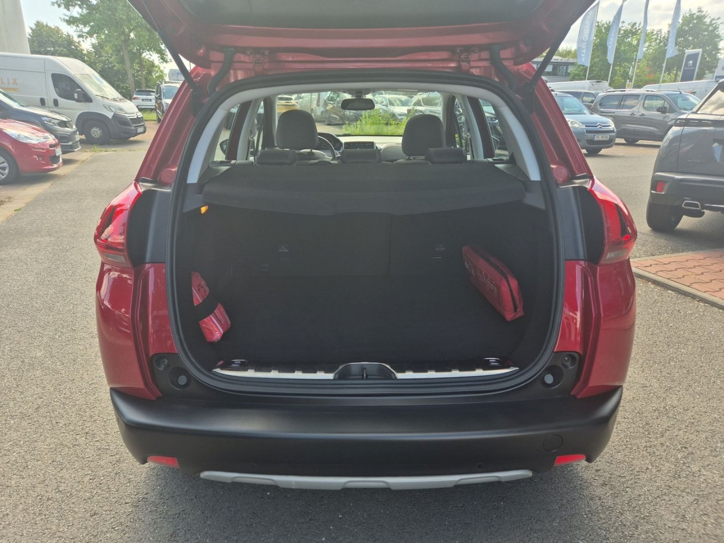Fahrzeugabbildung Peugeot 2008 1.2 Allure PT 110 Panorama Navi CarPlay SHZ