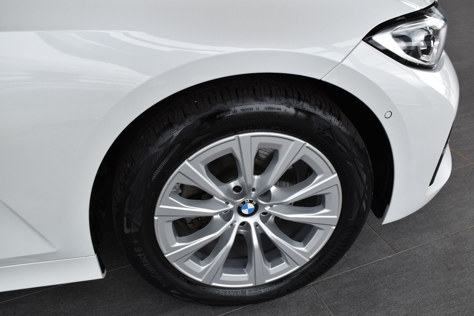 BMW 320d Touring Advantage Aut. LED~RFKam~ACC~LiveCo foto 19