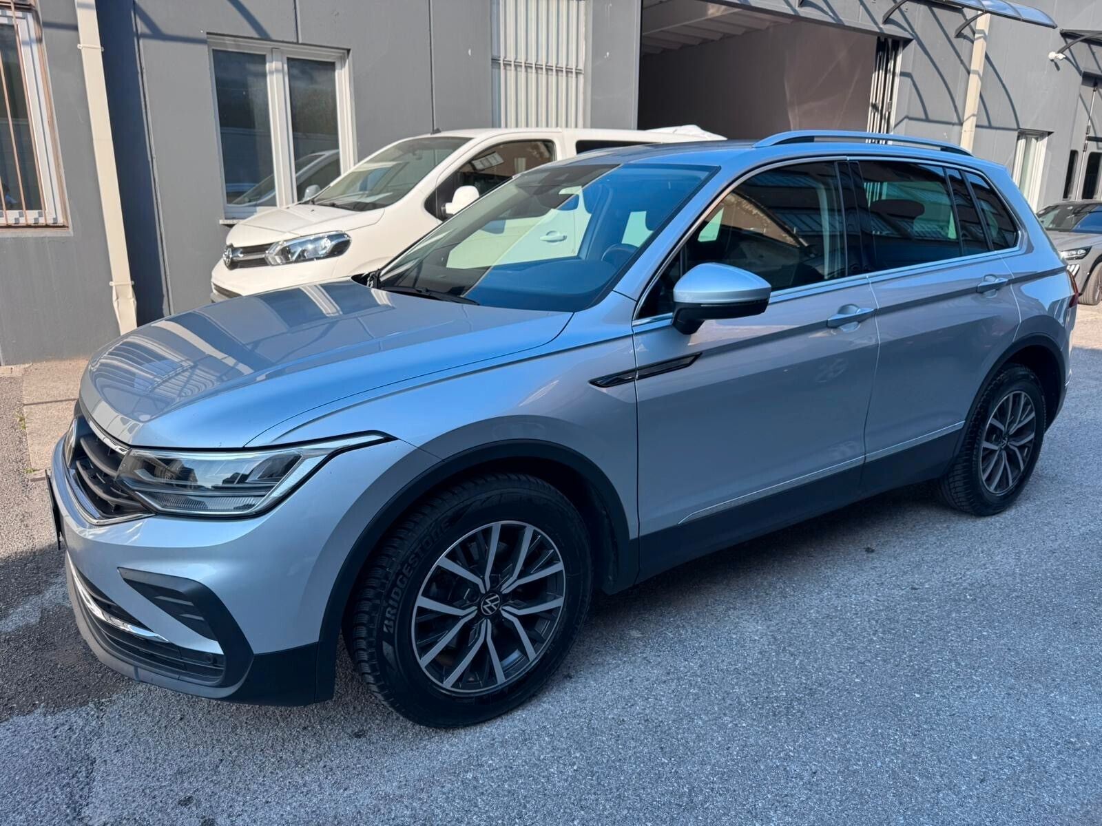 Volkswagen Tiguan - 1