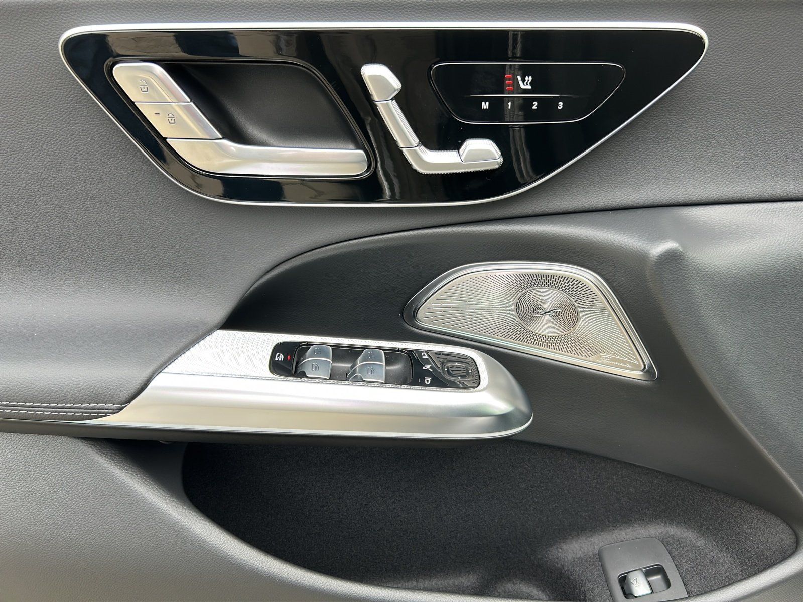 Fahrzeugabbildung Mercedes-Benz E 300 de T AMG 360° BURMESTER DigLight AHK 20"