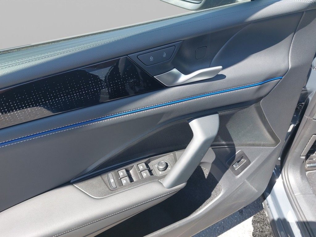 Fahrzeugabbildung Volkswagen Tiguan 2.0 TSI 4MOTION DSG R-Line Standheizung