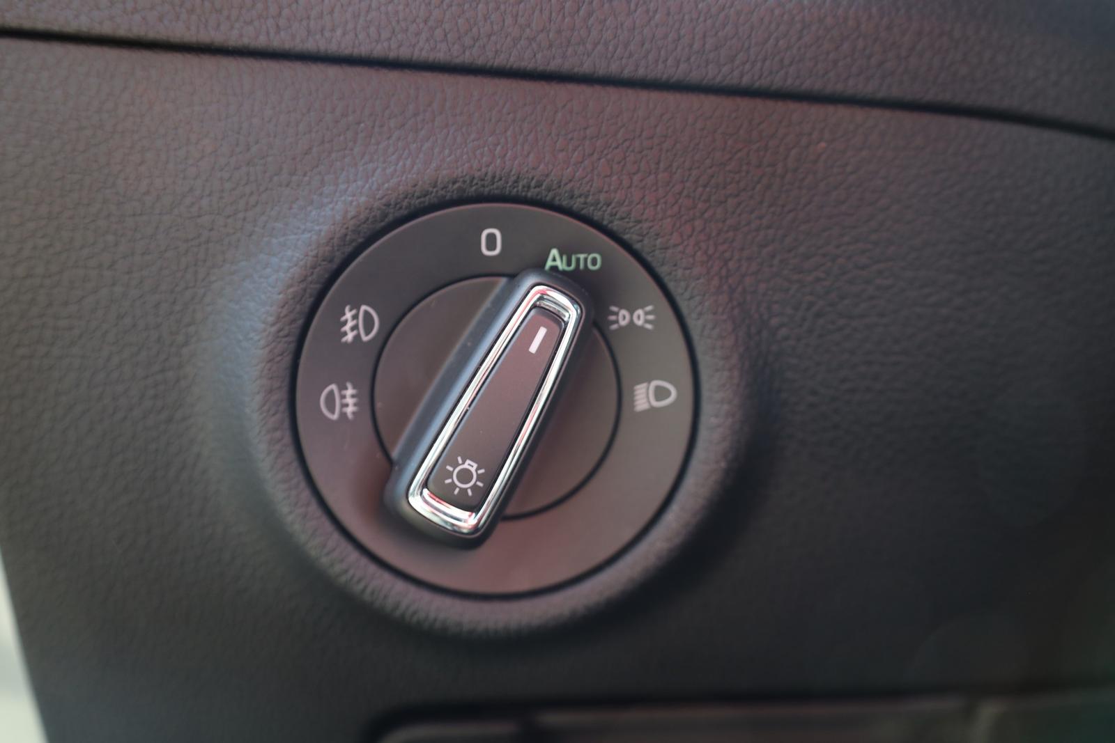 Skoda Superb Combi 2.0 TDI LED AHK Leder Navi Memory