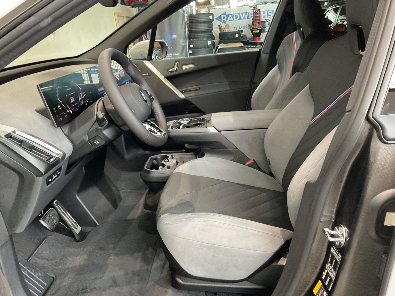 Fahrzeugabbildung BMW iX xDrive45 |Sitzbelüftung |AHK |Panoramadach