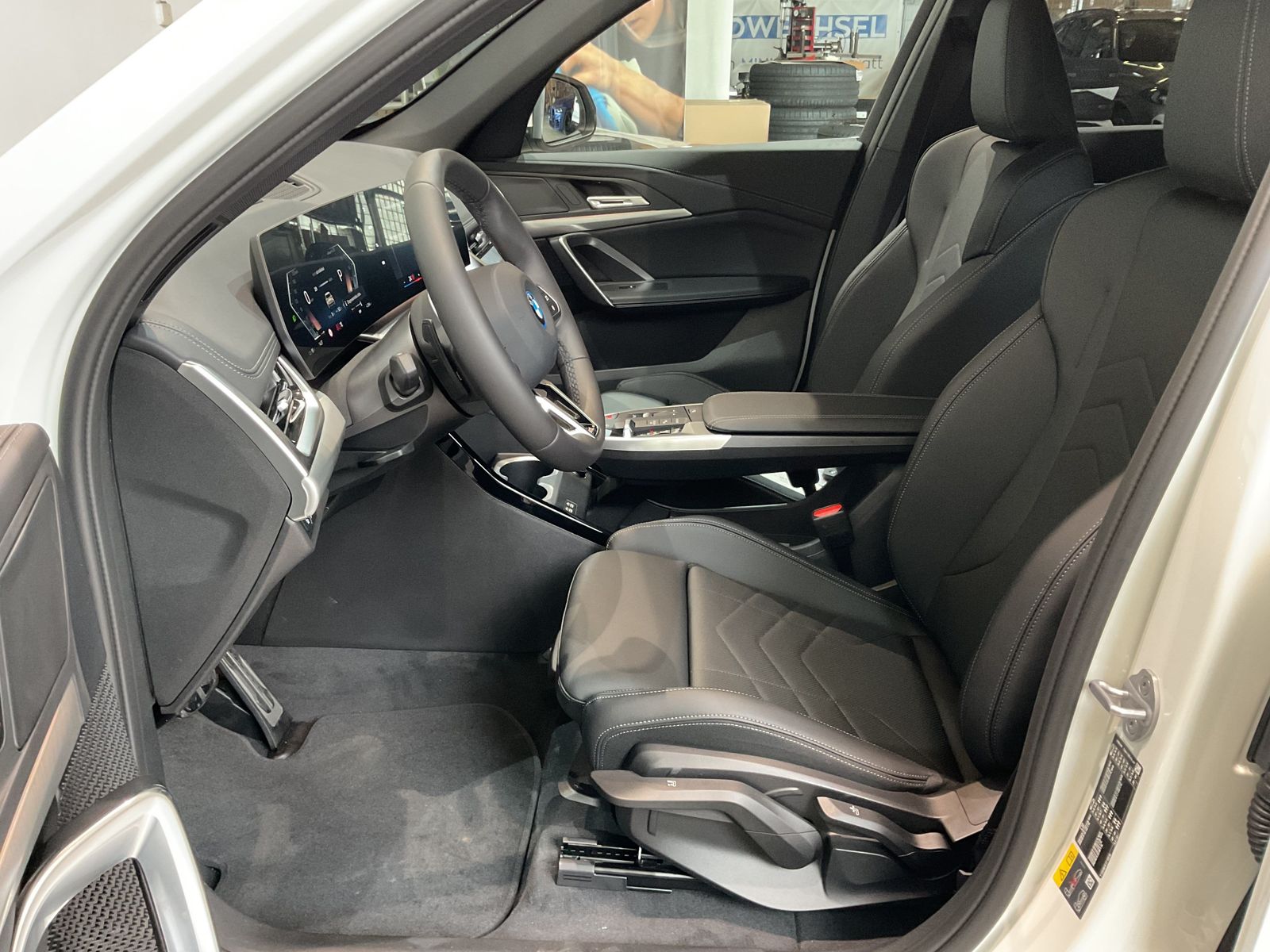 Fahrzeugabbildung BMW iX1 eDrive20 Komfortzugang, Head-Up-Display, AHK