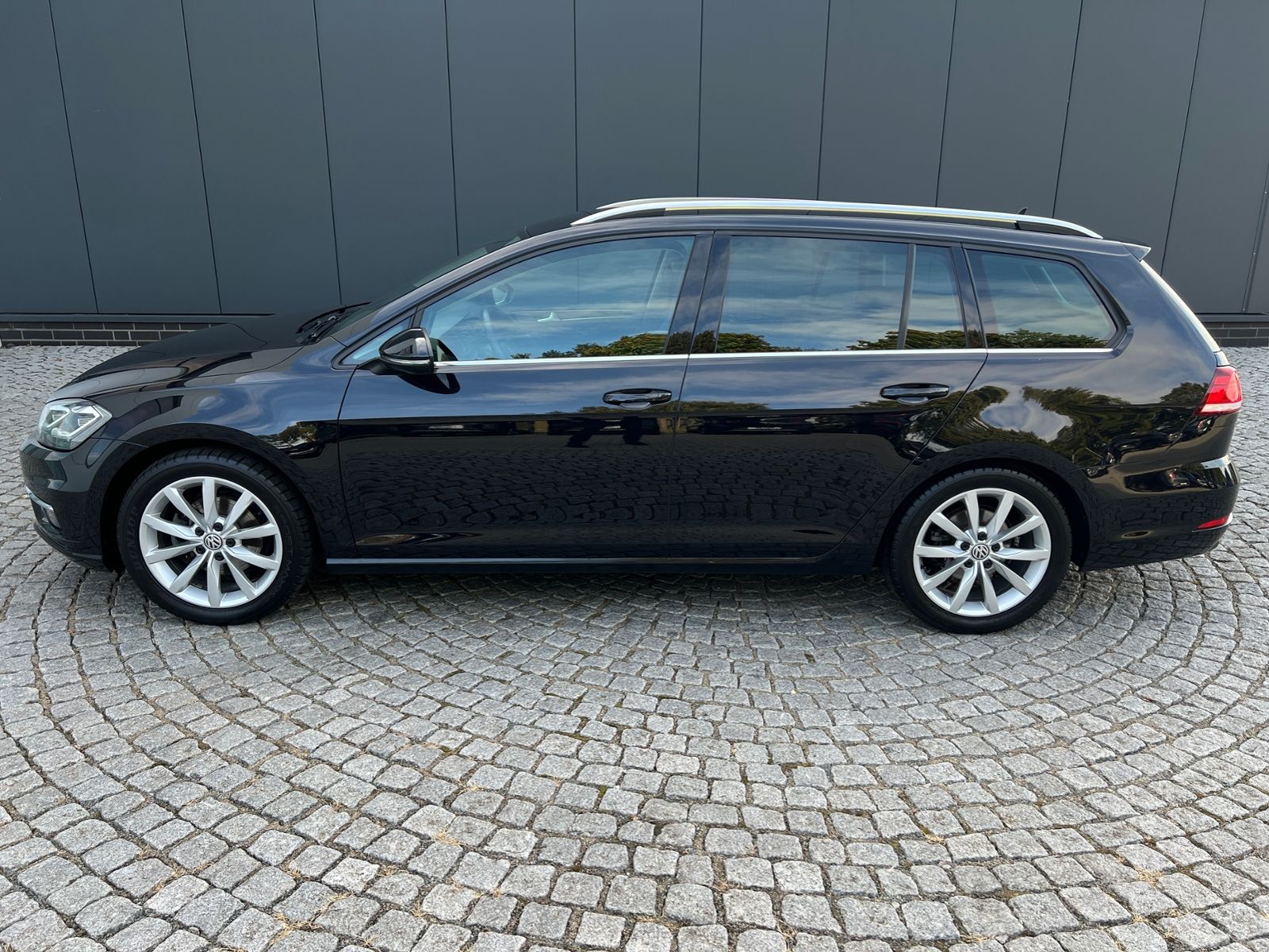 Fahrzeugabbildung Volkswagen Golf VII Variant Highline 1.4 TSI DSG *AHK, Navi