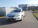 Opel Astra J Lim. 5-trg. 1.4 Automatik*PDC*Klima - Opel Astra aus 2011: J