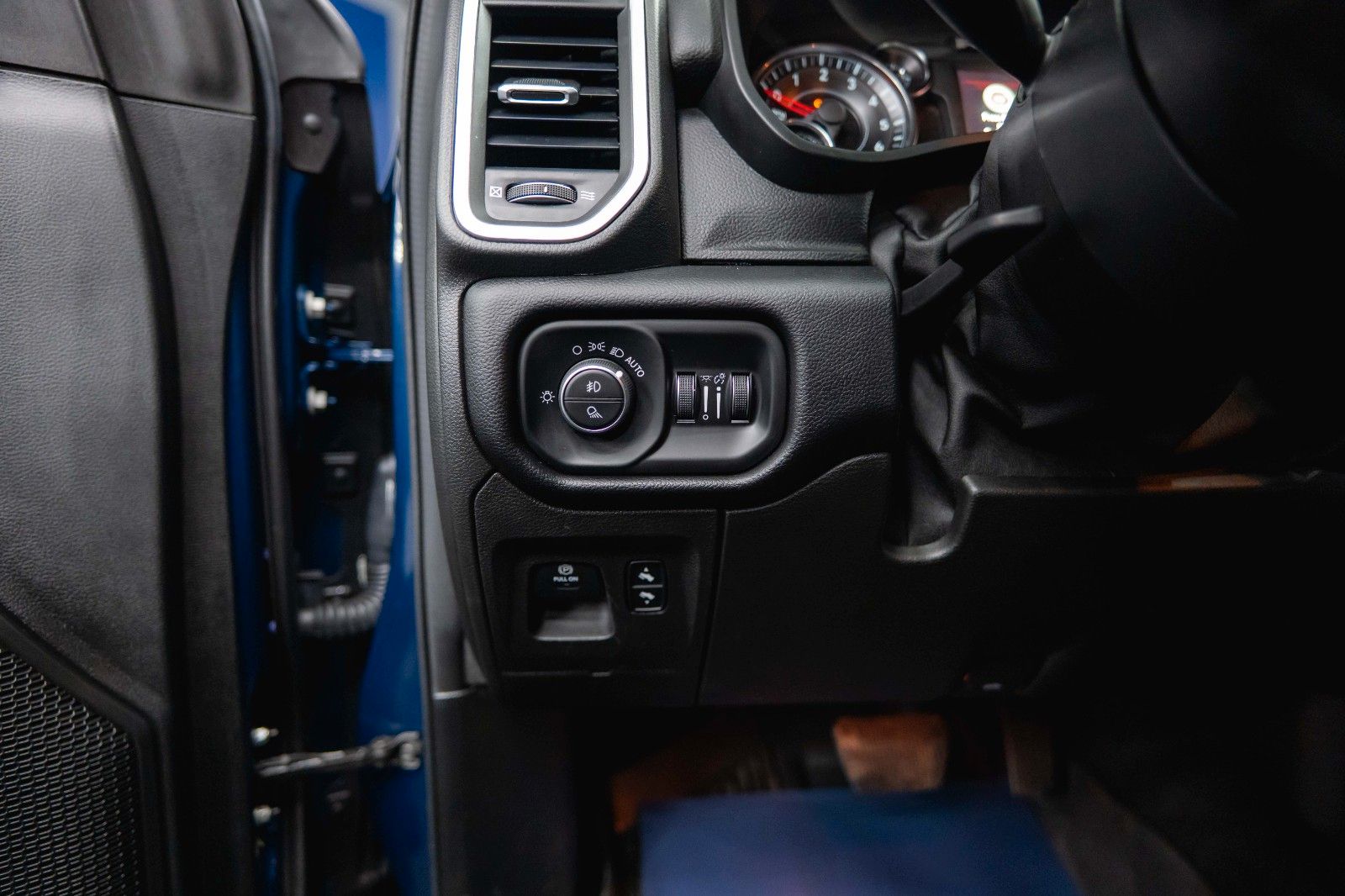 Fahrzeugabbildung Dodge RAM 5.7 V8 HEMI 4x4 OFFROAD Night Limited 19%