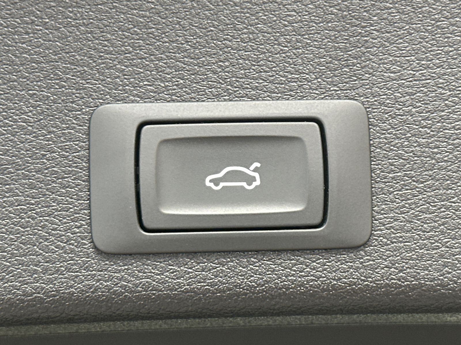 Fahrzeugabbildung Audi A4 Avant 40 TDI Advanced NAV+LED+AHK+PANO+17ZOLL