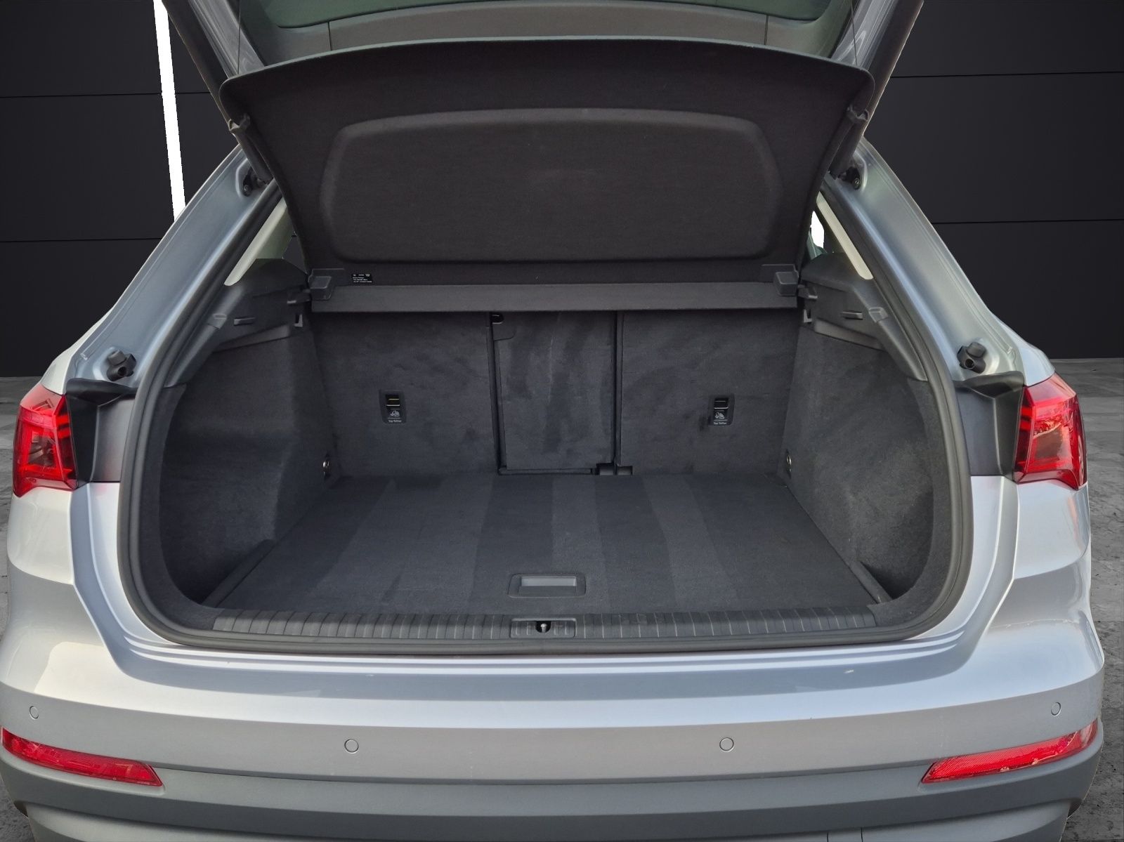 Fahrzeugabbildung Audi Q3 40 TFSI quattro S-tronic Standhzg. Matrix Nav