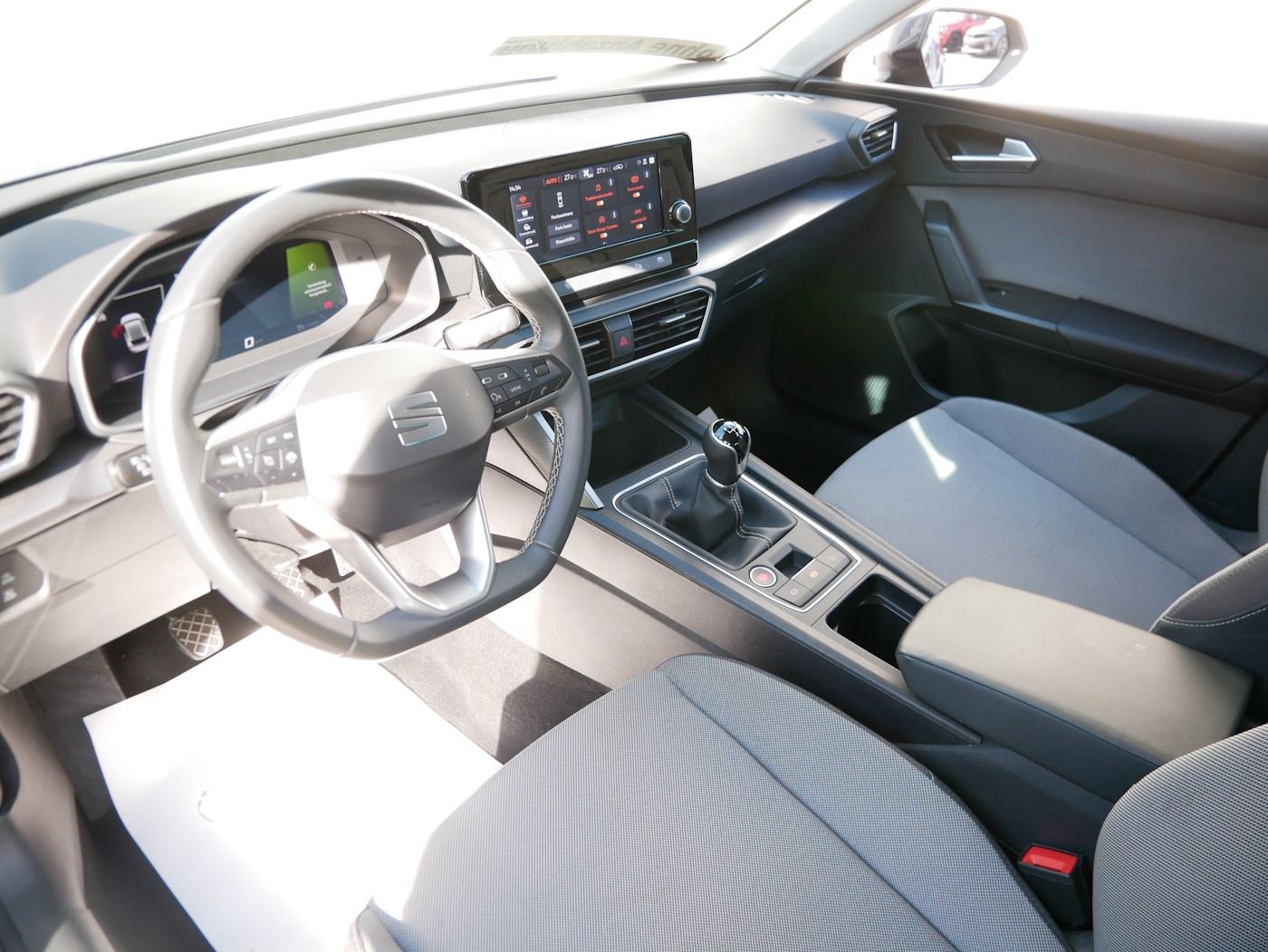 Fahrzeugabbildung SEAT Leon 1.5 TSI Style LED PDC DAB 3-Zonen Klima
